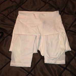 White Lululemon 3/4 pants!! NWOT